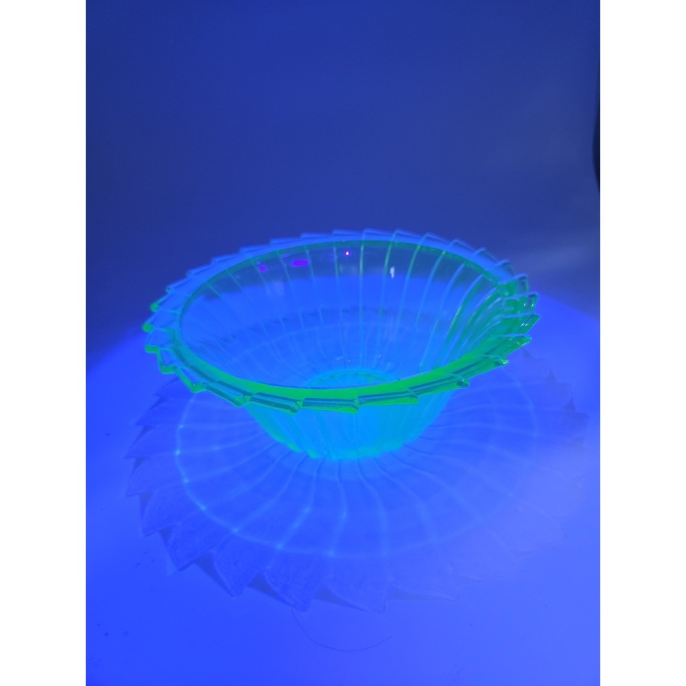 Vintage Jeannette Green Uranium Glass "Sierra" Pinwheel 8 " Serving Bowl